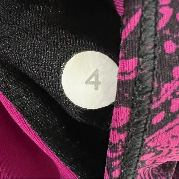Lululemon Outrun 17" Crop Antique‎ Paisley Deep Fuschia Black / Black - Picture 6 of 11